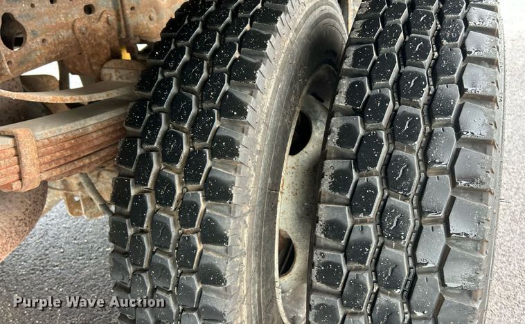 image for item EK8381 2000 Ford F550 Super Duty flatbed truck