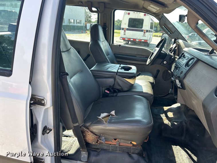 image for item EK8413 2009 Ford F550 Crew Cab truck cab and chassis