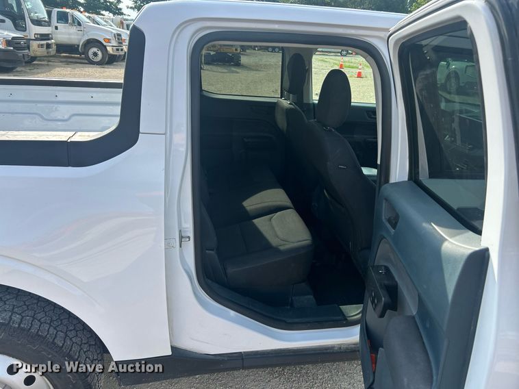 image for item EK8417 2022 Ford Maverick XL Crew Cab pickup truck