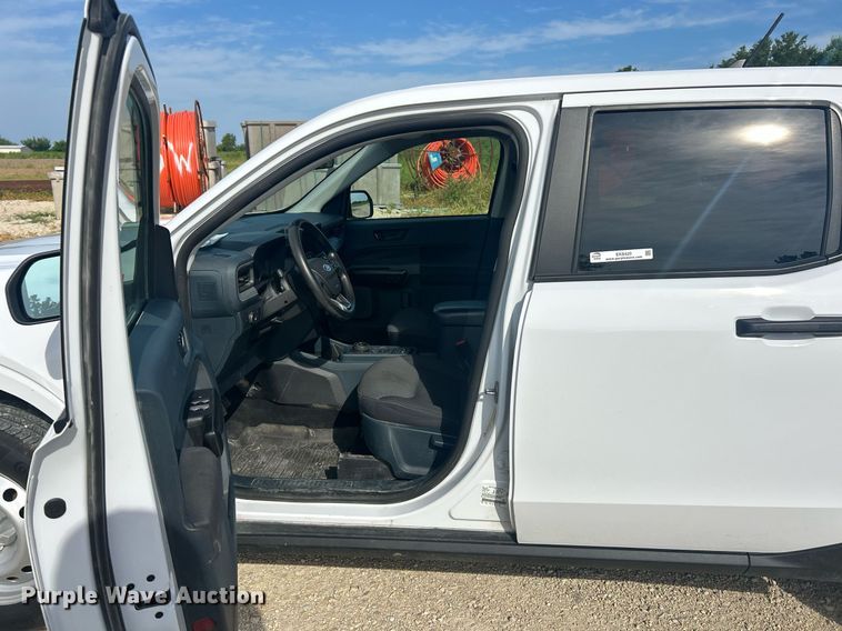 image for item EK8420 2022 Ford Maverick XL Crew Cab pickup truck