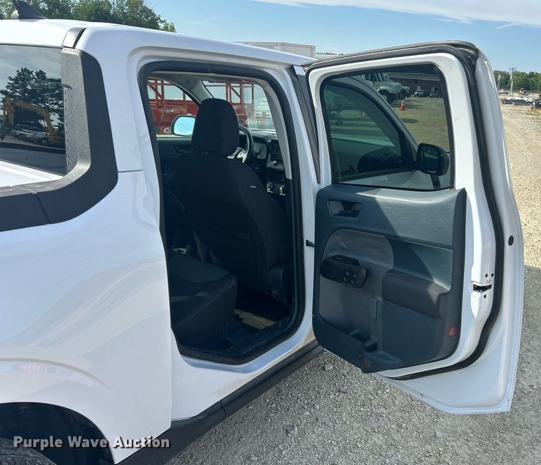 image for item EK8420 2022 Ford Maverick XL Crew Cab pickup truck