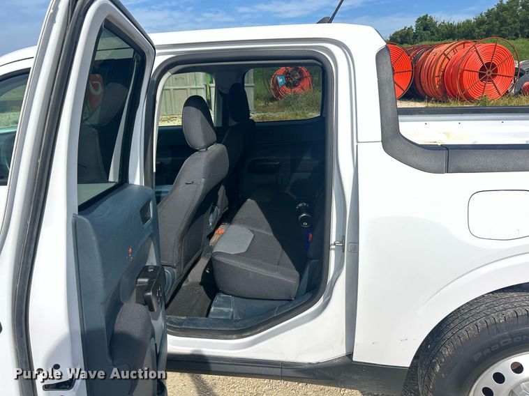 image for item EK8420 2022 Ford Maverick XL Crew Cab pickup truck