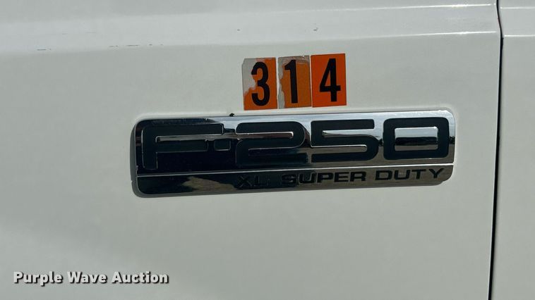 image for item EK8422 2006 Ford F250 Super Duty XL pickup truck