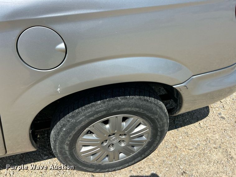 image for item EK8433 2007 Chrysler Town And Country van