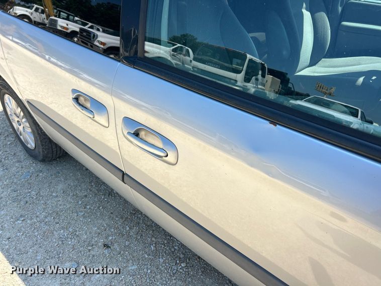 image for item EK8433 2007 Chrysler Town And Country van