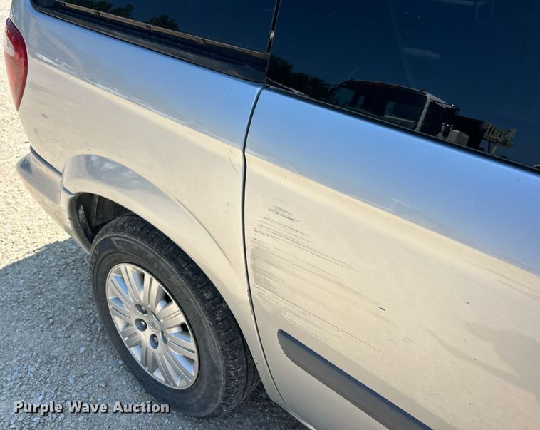 image for item EK8433 2007 Chrysler Town And Country van