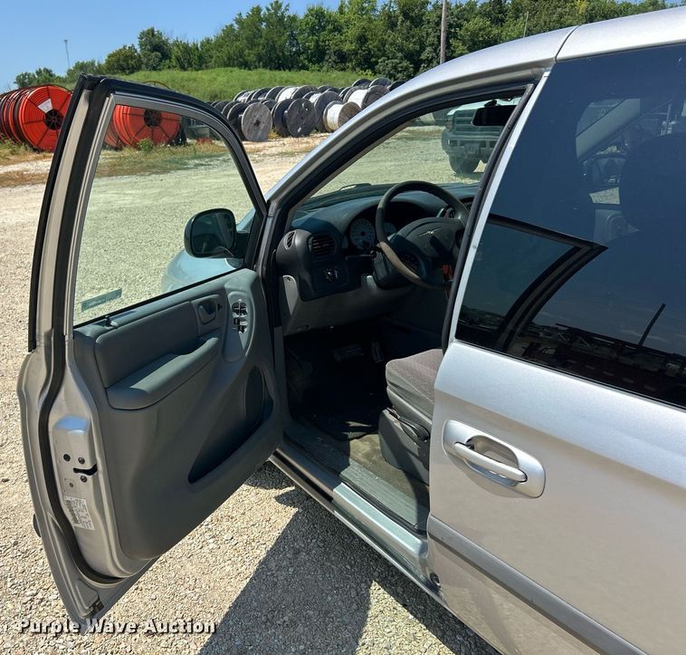 image for item EK8433 2007 Chrysler Town And Country van