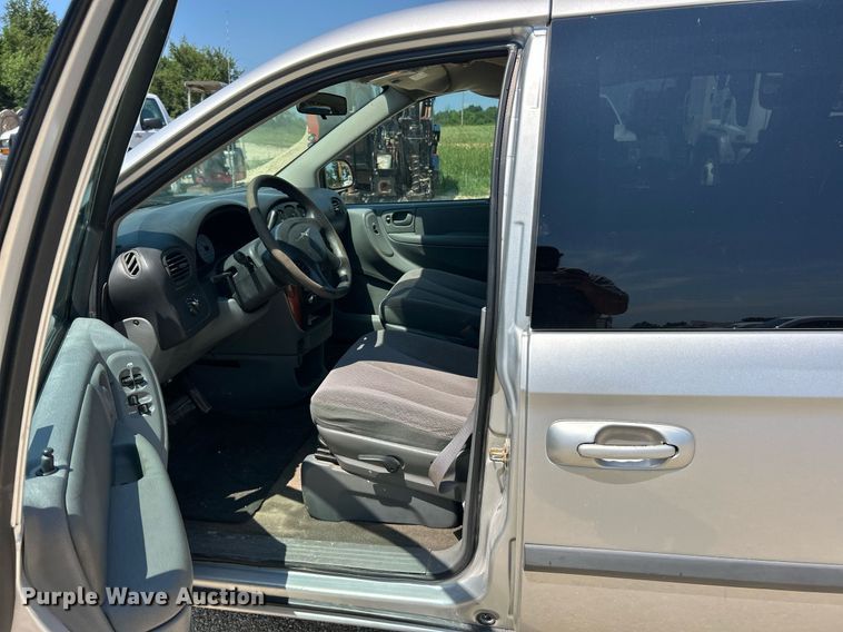 image for item EK8433 2007 Chrysler Town And Country van