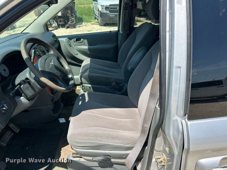 image for item EK8433 2007 Chrysler Town And Country van