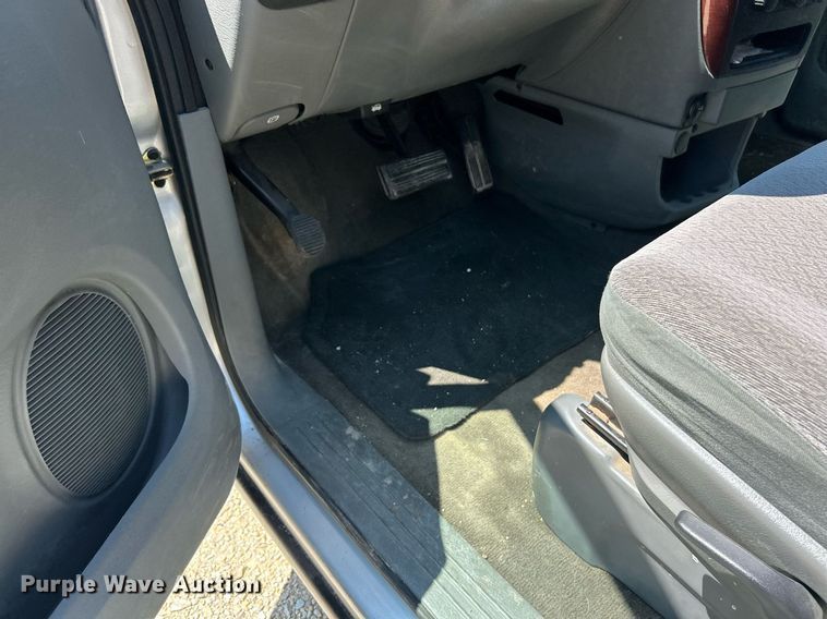 image for item EK8433 2007 Chrysler Town And Country van