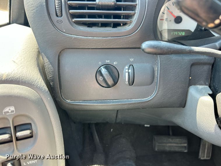 image for item EK8433 2007 Chrysler Town And Country van