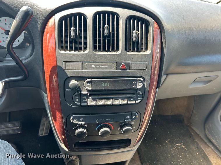 image for item EK8433 2007 Chrysler Town And Country van