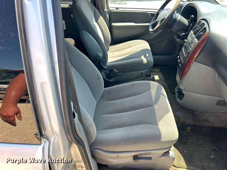 image for item EK8433 2007 Chrysler Town And Country van