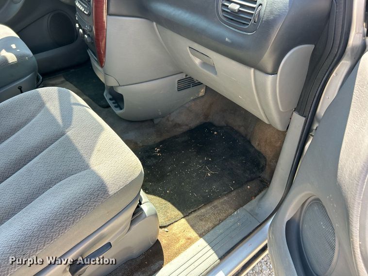 image for item EK8433 2007 Chrysler Town And Country van