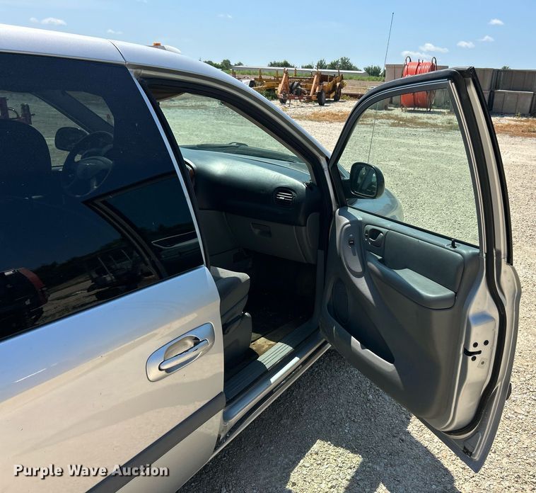 image for item EK8433 2007 Chrysler Town And Country van