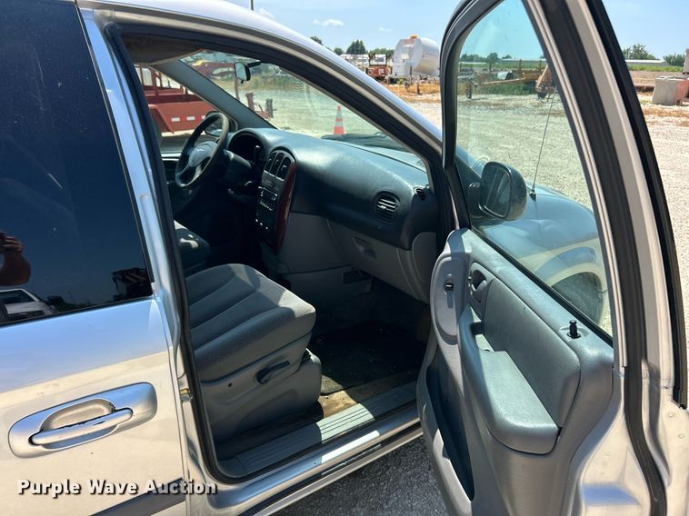 image for item EK8433 2007 Chrysler Town And Country van