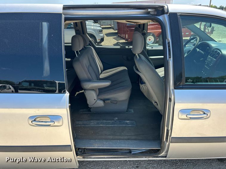 image for item EK8433 2007 Chrysler Town And Country van