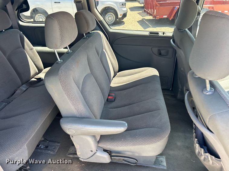 image for item EK8433 2007 Chrysler Town And Country van