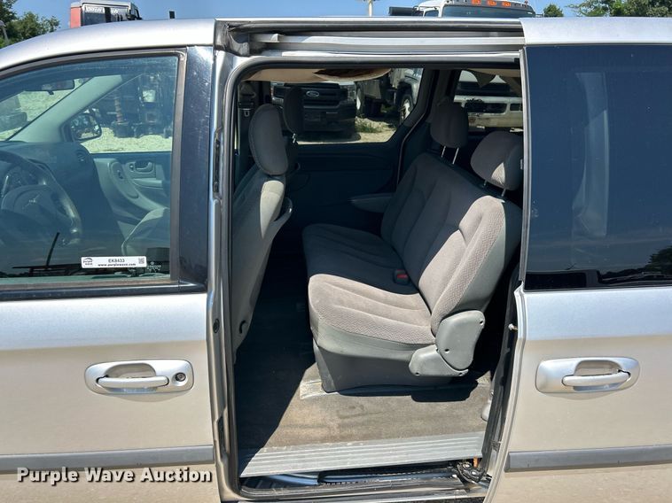 image for item EK8433 2007 Chrysler Town And Country van