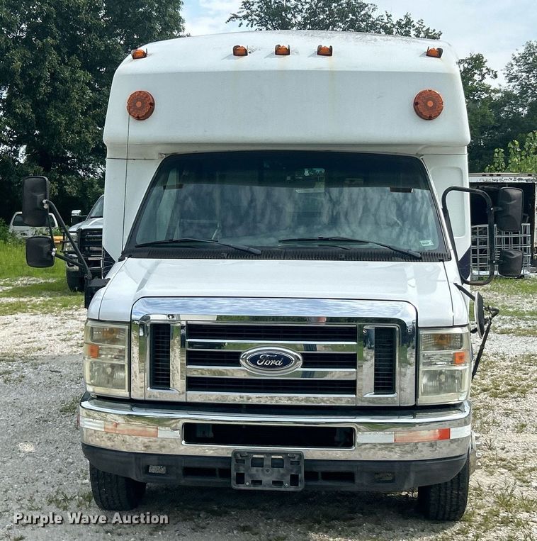 image for item EK8445 2008 Ford E450 Super Duty shuttle bus