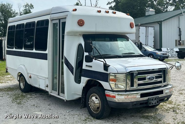 image for item EK8445 2008 Ford E450 Super Duty shuttle bus