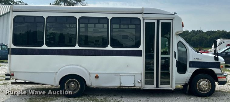 image for item EK8445 2008 Ford E450 Super Duty shuttle bus