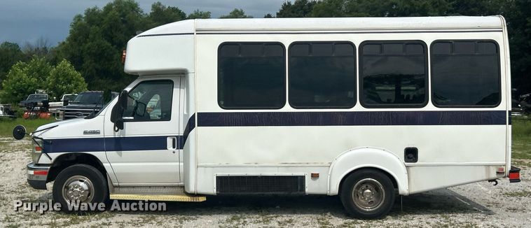 image for item EK8445 2008 Ford E450 Super Duty shuttle bus
