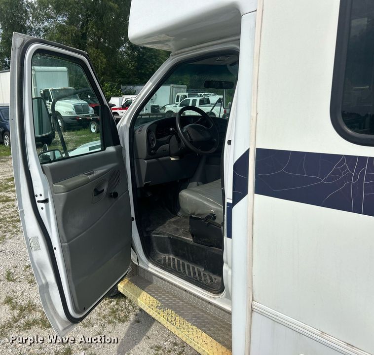 image for item EK8445 2008 Ford E450 Super Duty shuttle bus