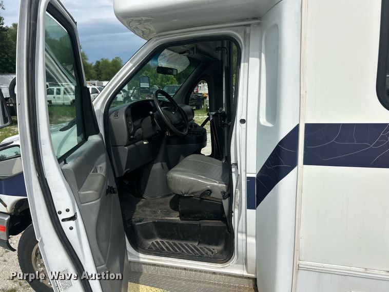 image for item EK8445 2008 Ford E450 Super Duty shuttle bus