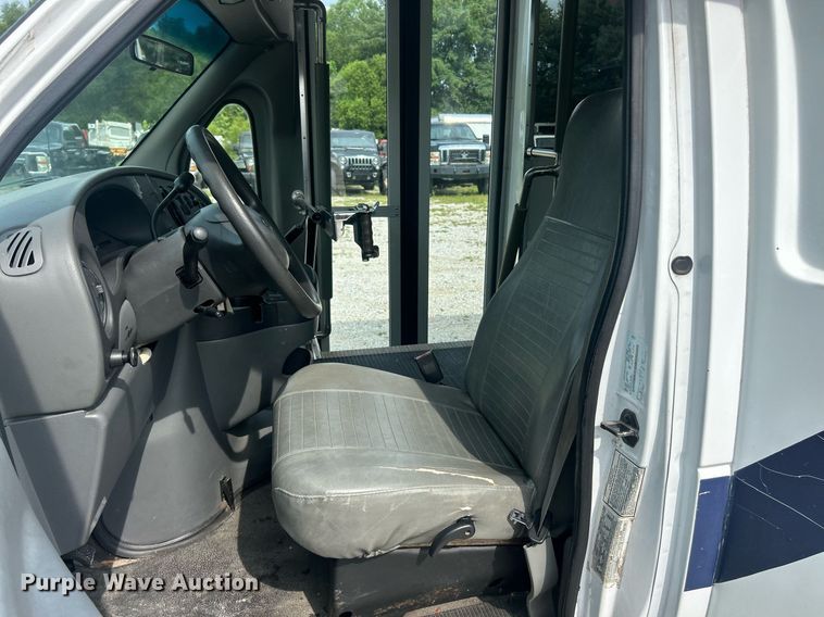image for item EK8445 2008 Ford E450 Super Duty shuttle bus