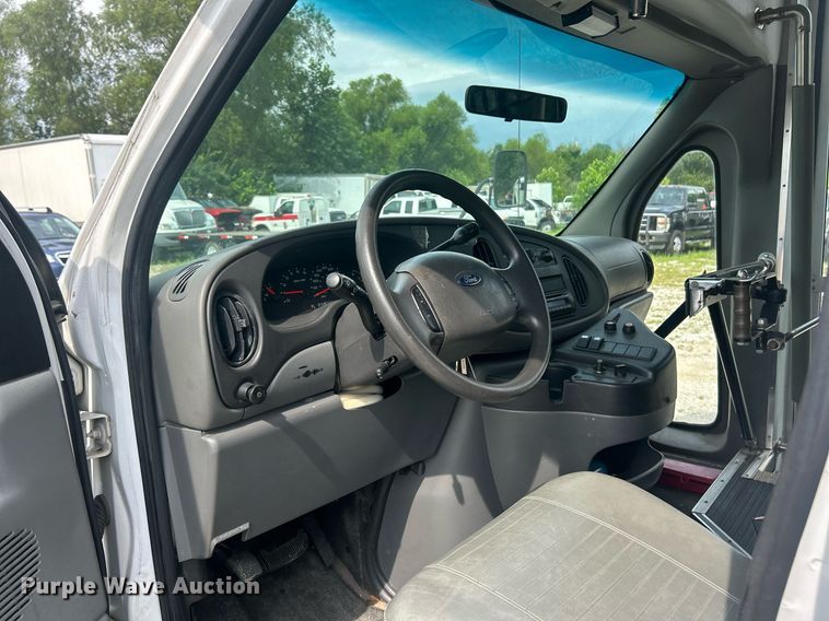 image for item EK8445 2008 Ford E450 Super Duty shuttle bus