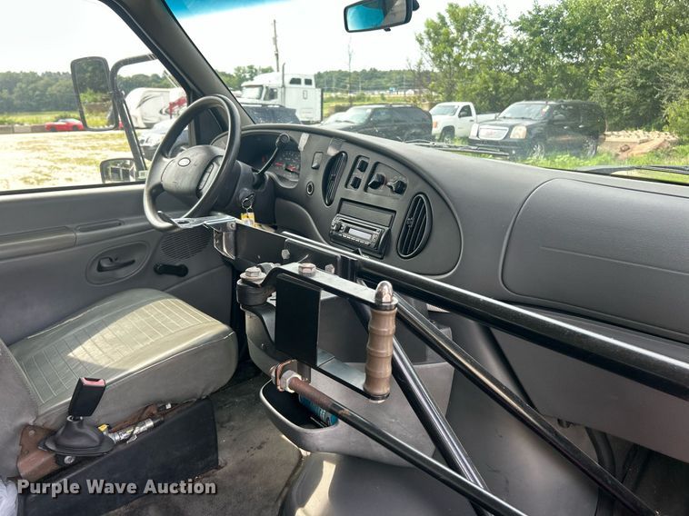 image for item EK8445 2008 Ford E450 Super Duty shuttle bus