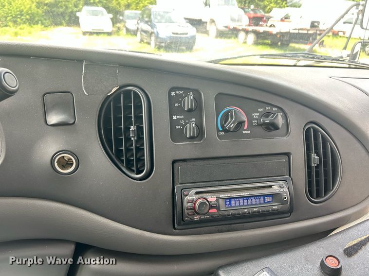 image for item EK8445 2008 Ford E450 Super Duty shuttle bus