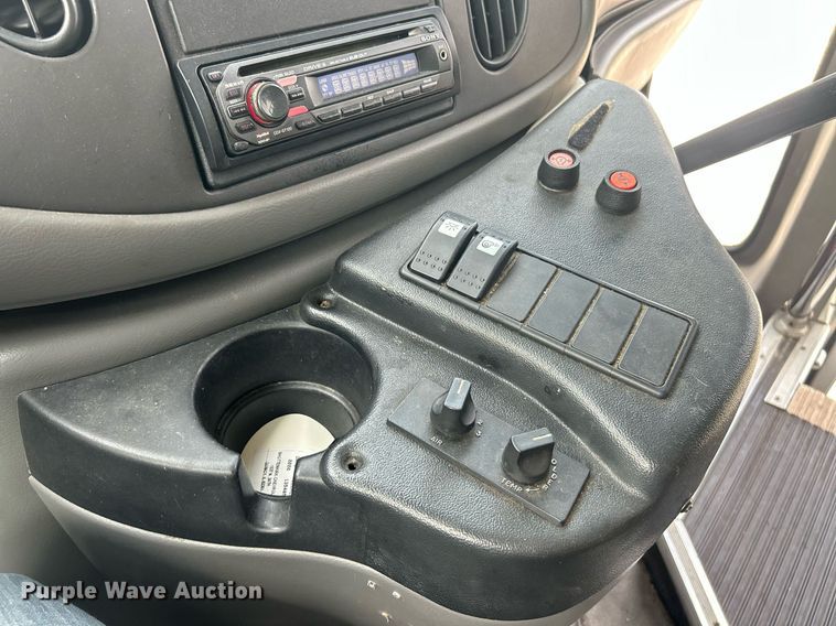 image for item EK8445 2008 Ford E450 Super Duty shuttle bus