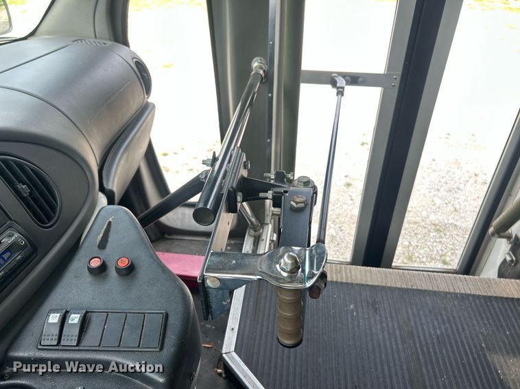 image for item EK8445 2008 Ford E450 Super Duty shuttle bus