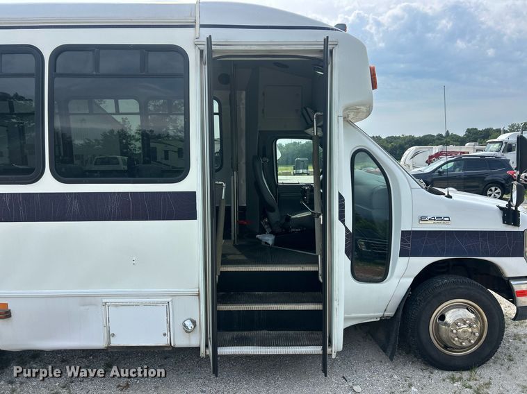 image for item EK8445 2008 Ford E450 Super Duty shuttle bus