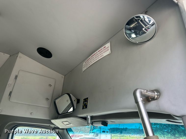 image for item EK8445 2008 Ford E450 Super Duty shuttle bus