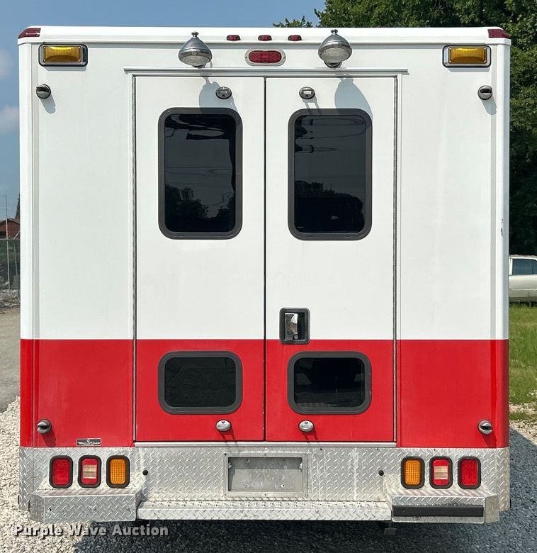 image for item EK8453 2007 Ford E450 Super Duty emergency response vehicle