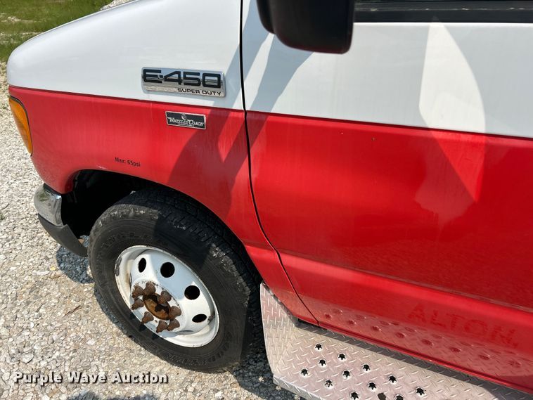 image for item EK8453 2007 Ford E450 Super Duty emergency response vehicle