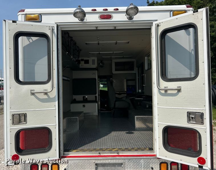 image for item EK8453 2007 Ford E450 Super Duty emergency response vehicle