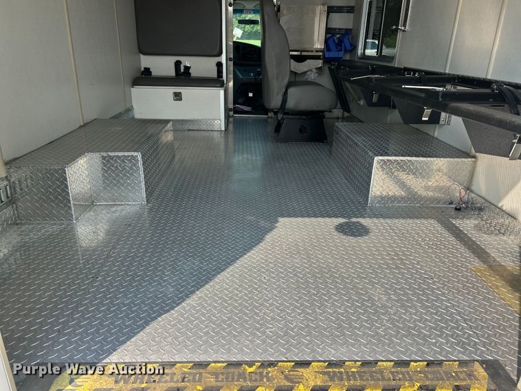 image for item EK8453 2007 Ford E450 Super Duty emergency response vehicle