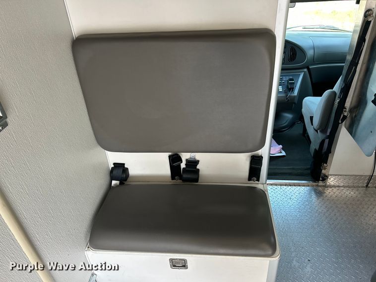 image for item EK8453 2007 Ford E450 Super Duty emergency response vehicle