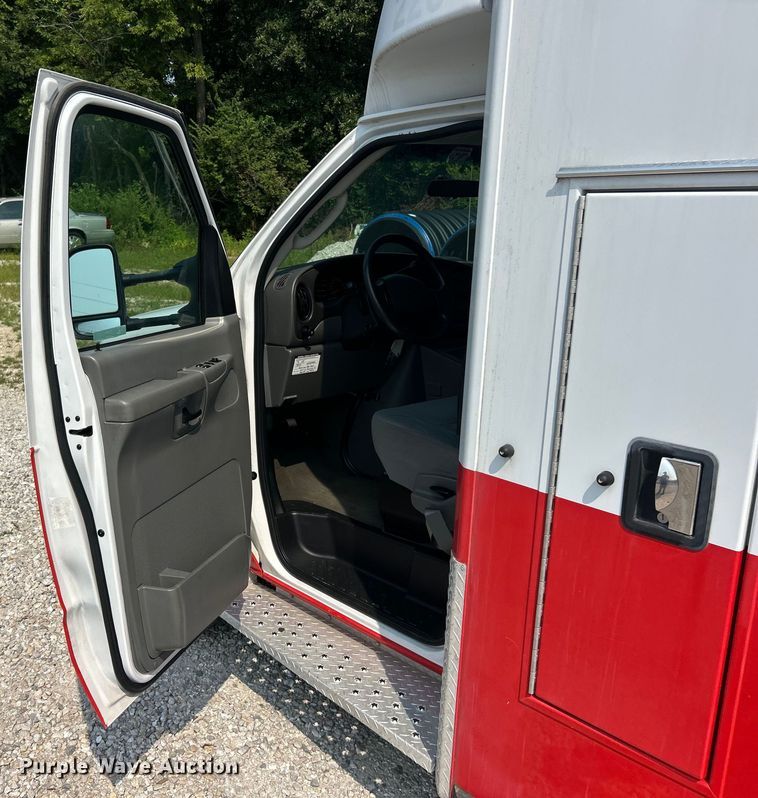 image for item EK8453 2007 Ford E450 Super Duty emergency response vehicle