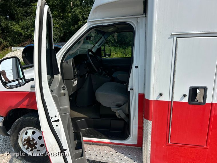 image for item EK8453 2007 Ford E450 Super Duty emergency response vehicle