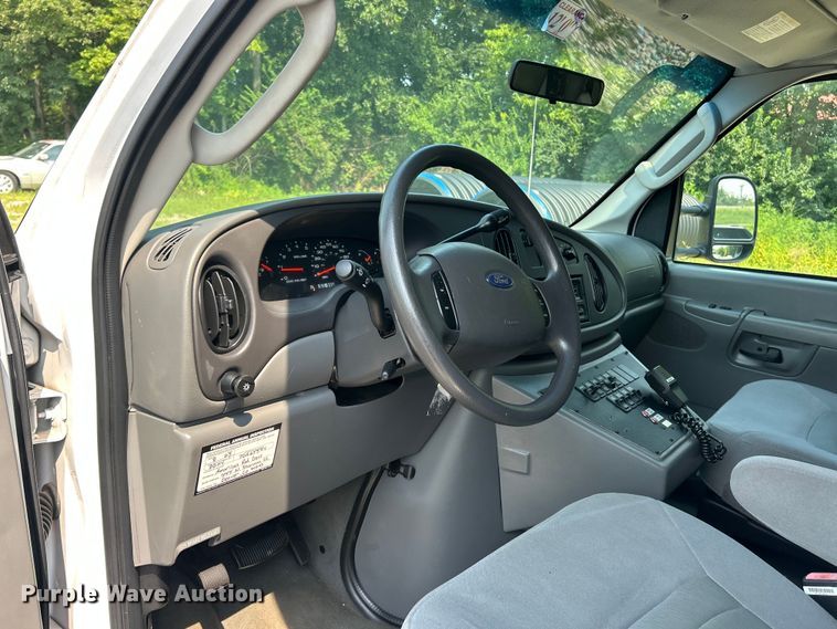 image for item EK8453 2007 Ford E450 Super Duty emergency response vehicle