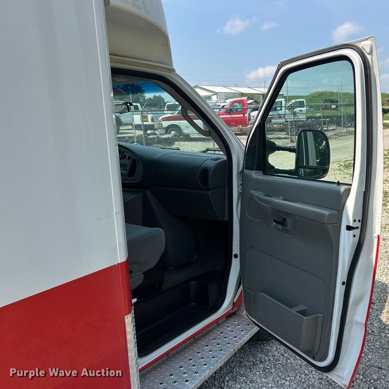 image for item EK8453 2007 Ford E450 Super Duty emergency response vehicle