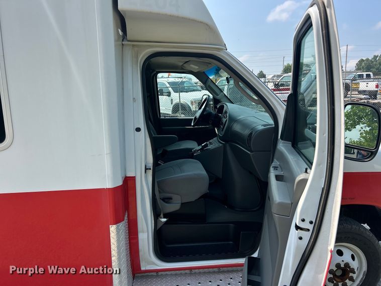 image for item EK8453 2007 Ford E450 Super Duty emergency response vehicle