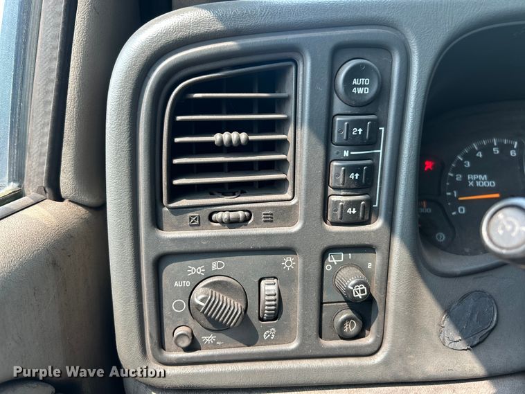 image for item EK8454 2005 Chevrolet Suburban 2500 SUV