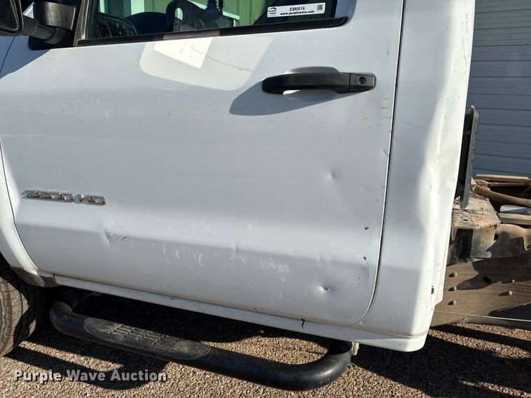 image for item EM0516 2018 Chevrolet Silverado 3500HD pickup truck cab and chassis