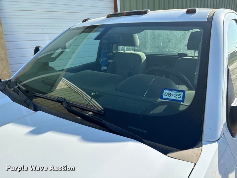 image for item EM0516 2018 Chevrolet Silverado 3500HD pickup truck cab and chassis